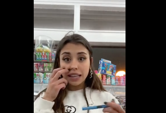 La dependienta de la tienda de gominolas de Gasteiz reaparece con un nuevo vídeo viral