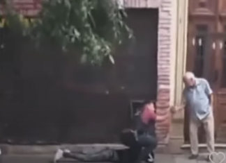 Un ladrón está siendo detenido por la policía y sucede esto