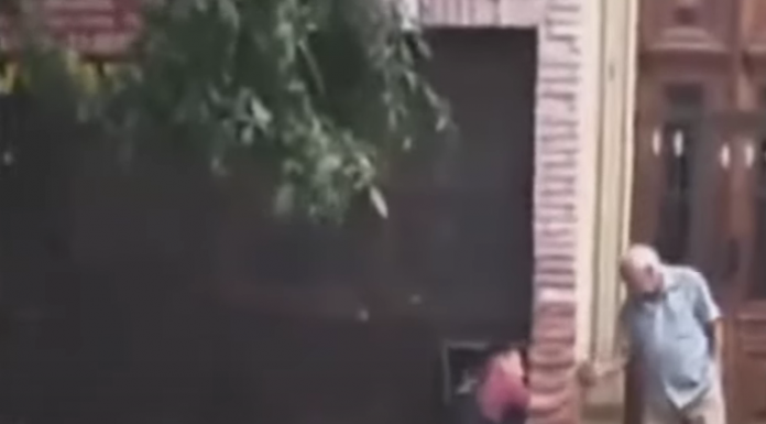 Un ladrón está siendo detenido por la policía y sucede esto