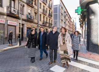 El alcalde de Bilbao visita la calle San Francisco tras la culminación de las obras de ampliación de sus aceras