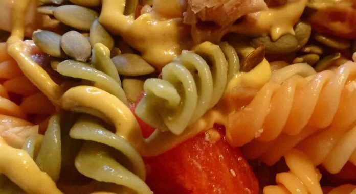 Ensalada de pasta y atún con pipas y mostaza, una receta recomendada por Conservas Serrats
