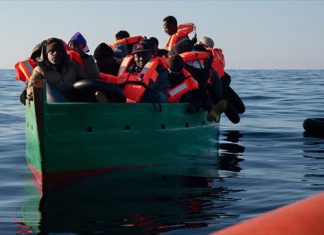 El buque de salvamento Aita Mari rescata a 31 personas, 10 de ellas menores