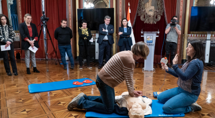 El Ayuntamiento de Bilbao realiza una demostración sobre técnicas de reanimación cardiopulmonar