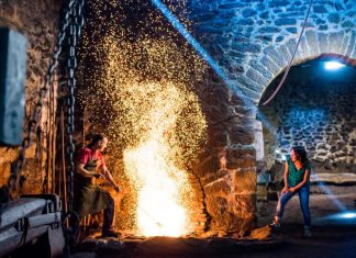 Escenas subacuáticas, fuego, chispas, música metálica, ópera y teatro conquistarán la Ferrería de El Pobal el 27 de mayo