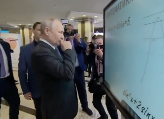 Dejan a Putin probar una pantalla digital y pasa esto