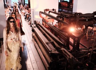 Centenares de personas disfrutan de la moda Upcycling en la Encartada Moda 2023