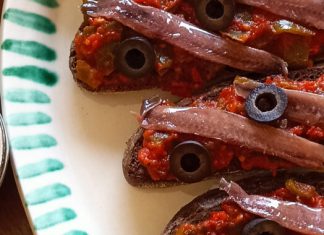 Tosta de pisto con anchoas, de la mano de Serrats