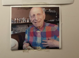 Viral: Un anciano que va a ingresar en una residencia se despide de sus vecinos con este gran mensaje
