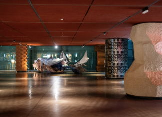 Elena Aitzkoa muestra en el Atrio de Azkuna Zentroa su escultura Horizonte Nuca