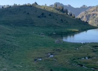 Está acampado en Andorra, piensa que vienen a multarlo, pero esto es lo que ocurre