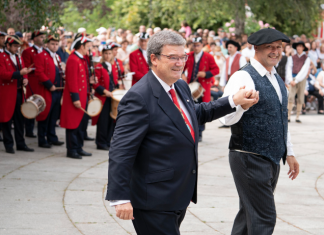 El Alcalde de Bilbao, Juan Mari Aburto, danza un año más el tradicional Aurresku de Begoña en homenaje a la ciudad