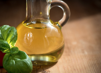El aceite de oliva virgen extra se ha encarecido hasta 2,57 euros más en los súpermercados que en origen