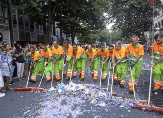 El Alcalde de Bilbao muestra su agradecimiento a los operarios de limpieza del Ayuntamiento por su gran esfuerzo y magnífica labor durante la Aste Nagusia
