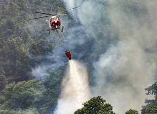 Un anciano inutiliza de una pedrada un helicóptero apagafuegos en Tenerife