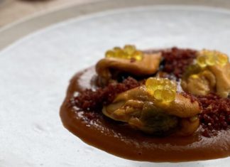 Mejillones en bisqué de gamba roja y polvo de jamón, receta recomendada por Conservas Serrats