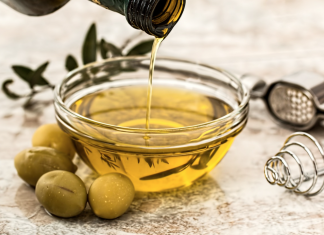 La OCU demuestra que el aceite de oliva virgen extra de marca blanca está más caro en España que en el resto de Europa