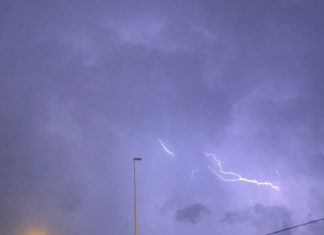 La fuerte tormenta de ayer obligó a desviar siete vuelos del Aeropuerto de Bilbao