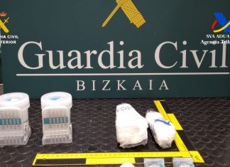 La Guardia Civil detiene a una mujer con dos paquetes de cocaína adheridos a su cuerpo en el aeropuerto de Bilbao