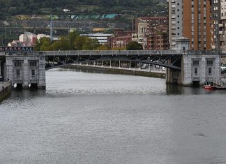 El Ayuntamiento de Bilbao inicia las obras de mejora y renovación del pavimento en el puente de Deusto