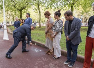 El Ayuntamiento de Bilbao y el Foro para la Paz y la Convivencia colocan una placa en recuerdo de José María Urquizu, víctima de ETA