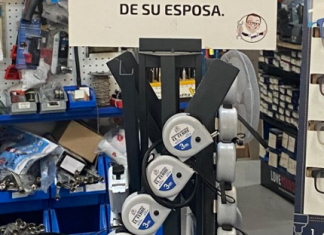 Este cartel visto en una ferretería está creando polémica