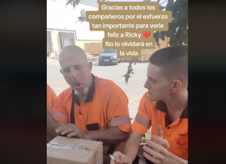 Al jubilarse sus compañeros le regalan algo tan curioso que se ha vuelto viral