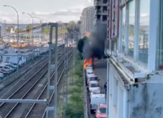 Vídeo: Un vehículo se incendia en Santurtzi