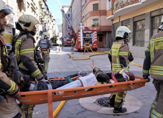 Los bomberos de la Diputación Foral ponen a prueba su respuesta en caso de incendio en los cascos históricos de Bizkaia