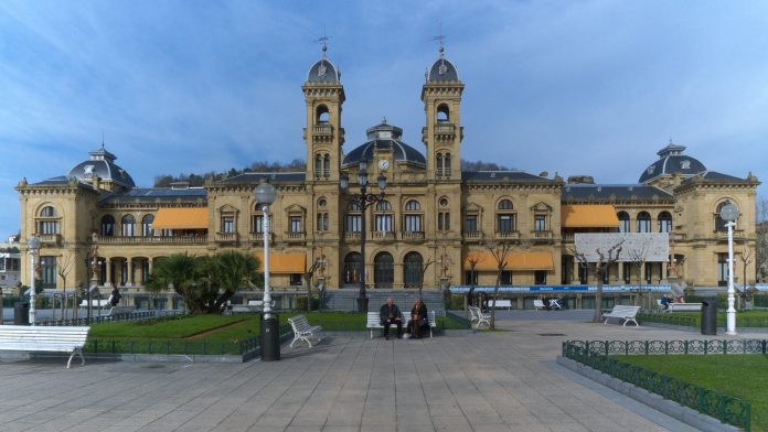 Ayuntamiento_de_San_SebastiaCC81n-696x392-1