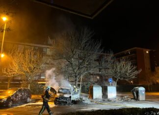 Arden varios contenedores y una furgoneta en Zarautz