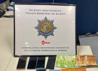 La Policía Municipal de Bilbao detiene a dos personas que sustraían dinero de tarjetas robadas usando el datáfono de su local hostelero