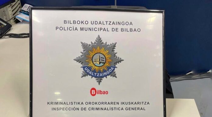 La Policía Municipal de Bilbao detiene a dos personas que sustraían dinero de tarjetas robadas usando el datáfono de su local hostelero