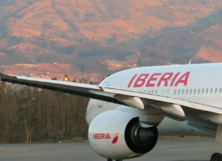 Caos en los aeropuertos en el cuarto día de huelga de Iberia