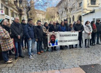 Nerea Melgosa, Borja Lazaro´ren sendiarekin batera, Gasteizko kontzentrazioan, argazkilari gaztearen desagerpenaren hamargarren urteurrenean