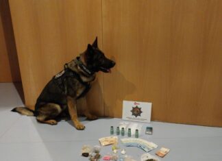 La unidad canina de la Policía Municipal de Bilbao detecta a un hombre con más de una decena de estupefacientes en su mochila