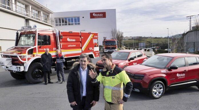 La flota de los bomberos de Bizkaia incorpora sus dos primeros vehículos 100% eléctricos y una nueva autobomba forestal