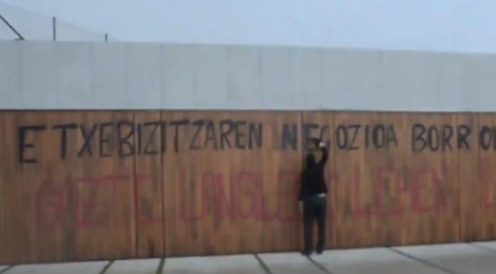 Pintadas en la villa de Xabi Alonso