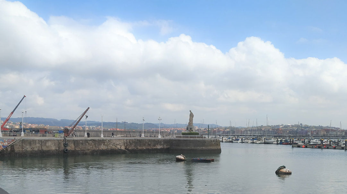 Recuperan el cadáver de un hombre que se precipitó al agua en el puerto de Santurtzi