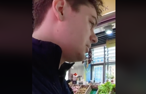 Un norteamericano triunfa en un mercado de Euskadi hablando euskera así en tan solo tres semanas