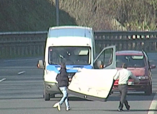 Cae un colchón en la variante de Donostia