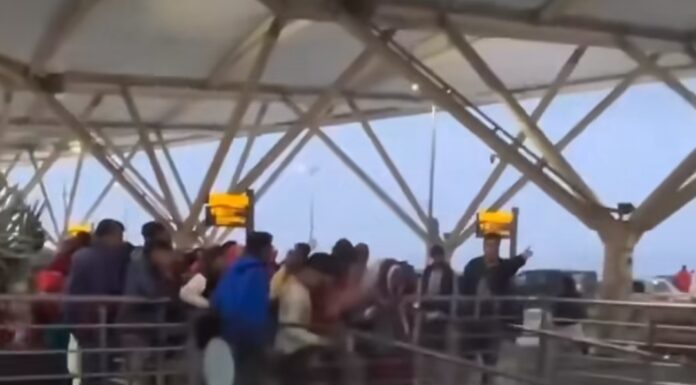 Un grupo de viajeros no ha usado nunca una rampa mecánica y pasa esto