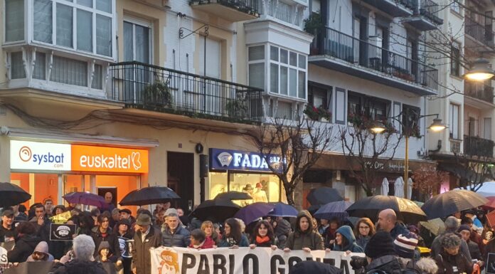 Reclaman justicia para Pablo González en el segundo aniversario de su encarcelamiento Manifestación en Gernika que reclama la libertad de Pablo González