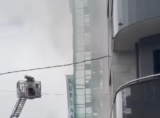 Desalojados los vecinos de varios inmuebles de Pasaia por el incendio de un local ocupado
