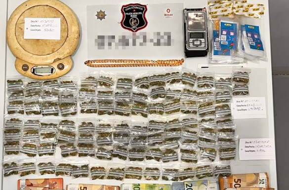 La Policía Municipal de Bilbao detiene a un varón por un delito de tráfico de drogas en el barrio de San Francisco