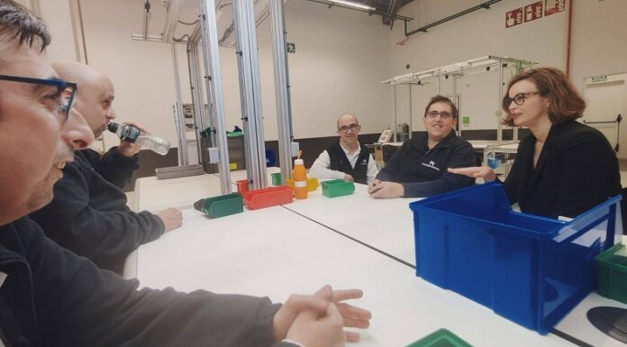 Elixabete Etxanobe visitó el nuevo centro de Lantegi Batuak en Etxebarri especializado en montajes eléctricos y electromecánicos