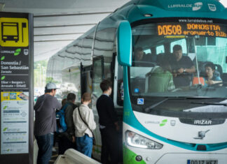 Las líneas de Lurraldebus que conectan Donostia con el aeropuerto de Loiu reducirán su precio de 17 euros a 3,35 gracias a Mugi