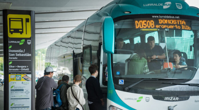Las líneas de Lurraldebus que conectan Donostia con el aeropuerto de Loiu reducirán su precio de 17 euros a 3,35 gracias a Mugi