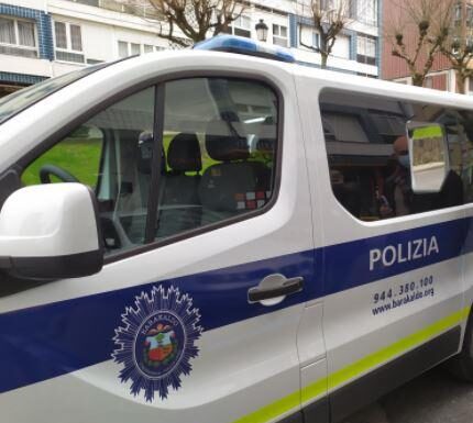 Barakaldoko Udaltzaingoak bi gizon atxilotu ditu etxebizitza batean lapurtzen saiatzeagatik