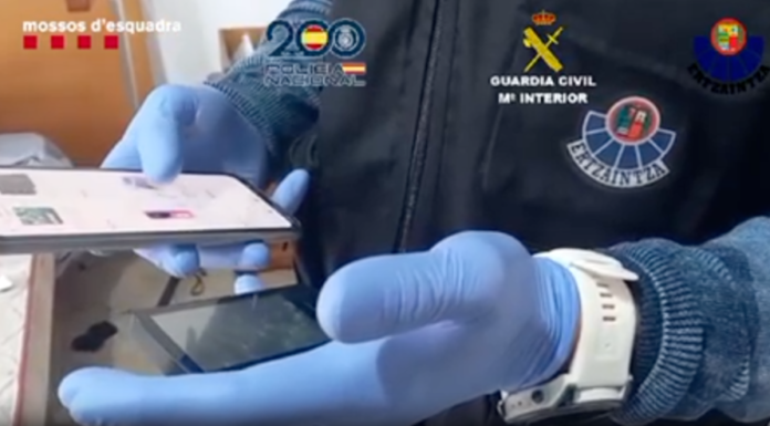 La Ertzaintza participa en un dispositivo policial contra un grupo criminal dedicado a las ciberestafas bancarias