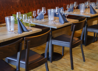 Se le cae una servilleta y lo que hace el restaurante se vuelve viral